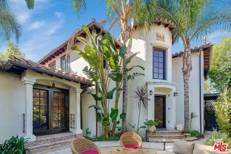 Building Photo - 835 N Sycamore Ave