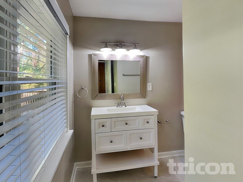 Building Photo - 2001 E Lake Dr