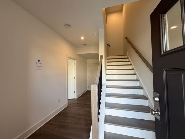 Building Photo - 3BR/3.5BA 3-Story Townhome w/ Quartz + W/D in Decatur