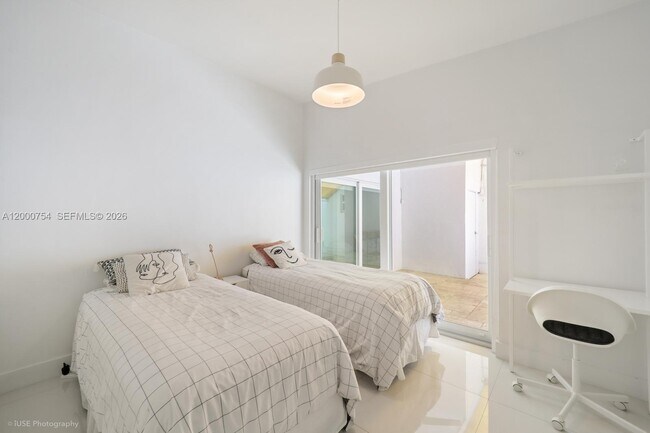 Building Photo - 1641 Tigertail Ave