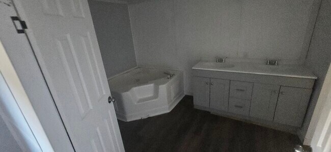 Building Photo - 3 Bedroom/ 2 Bathroom Mobile Home
