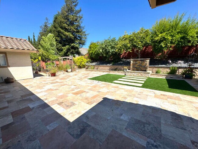 Building Photo - Bright 4 Bedroom San Jose Home With Tall Ceilings