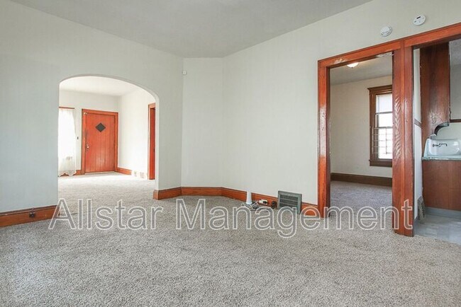 Building Photo - 1101 E 66th St