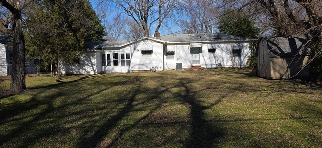 Building Photo - 2 Bedroom 1 Bathroom home in Southeast Springfield for $995!