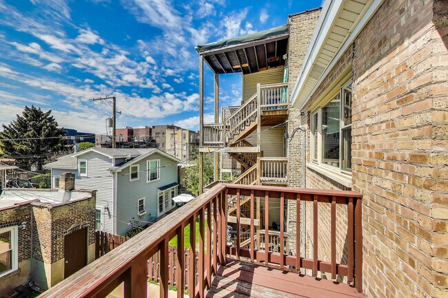 Building Photo - 5140 N Leavitt St