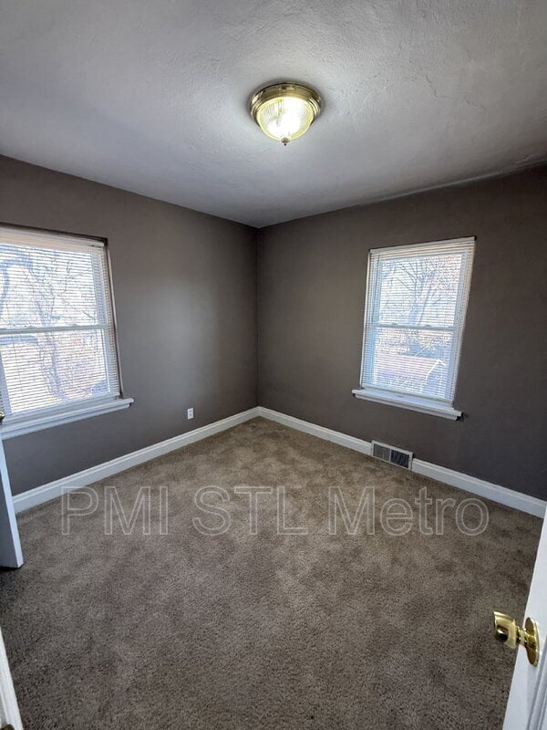 Building Photo - 6737 Kenwood Dr