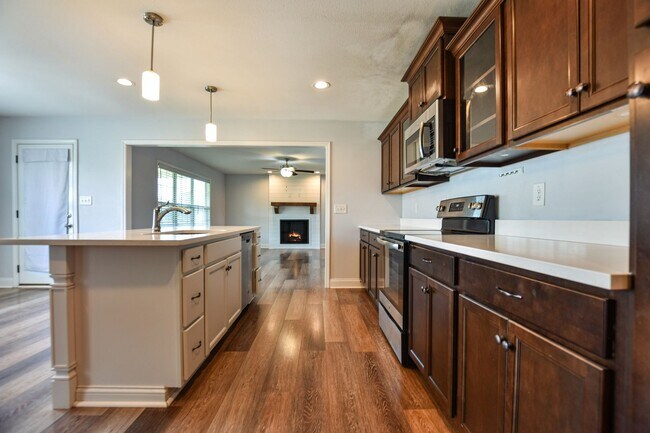 Building Photo - Pet Friendly Four Bedroom!