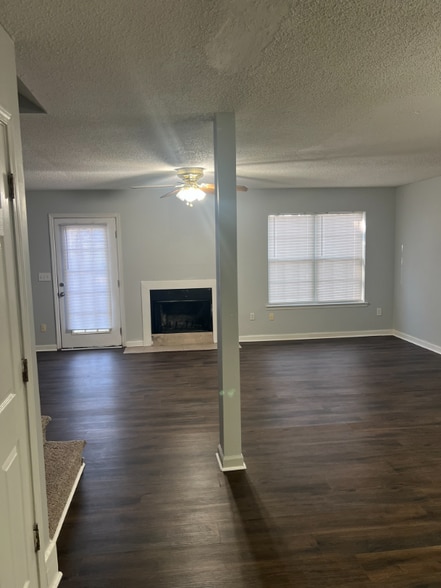 Building Photo - 6585 Carriage Ct