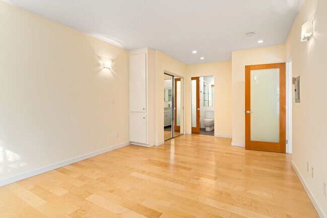 Building Photo - Fully remodeled 2BR/2BA condo in prime Wes...