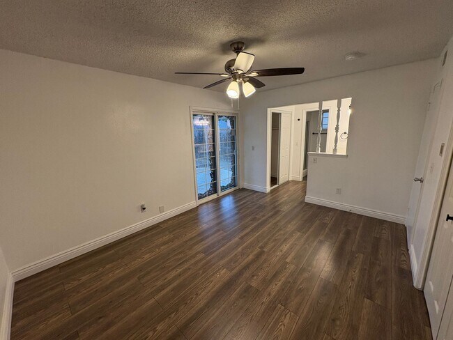 Building Photo - SW Visalia Home Available Now!