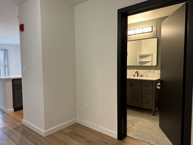 Building Photo - Updated 1 bedroom + Den! Parking included!...