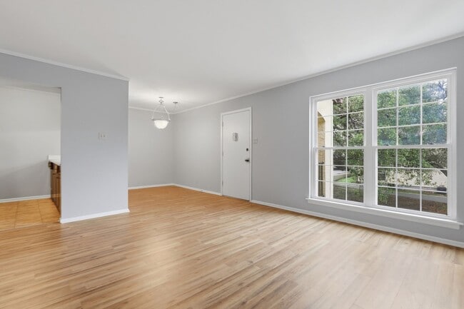 Building Photo - 8702 Village Dr