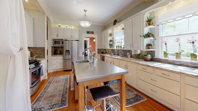 Building Photo - Fully furnished Dilworth Bungalow Home