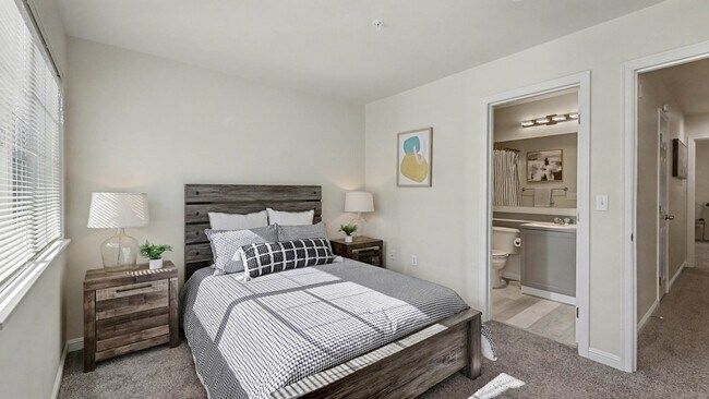 Building Photo - Updated Kirkland Townhome in Lochshire Condominiums with Premium Amenities- Available NOW