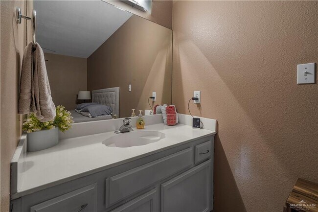 Building Photo - 16 Oasis Dr