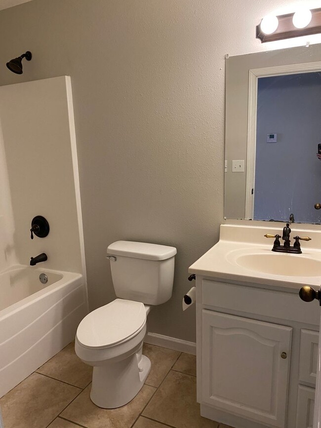 Building Photo - 5 Bedroom/3 bathroom house