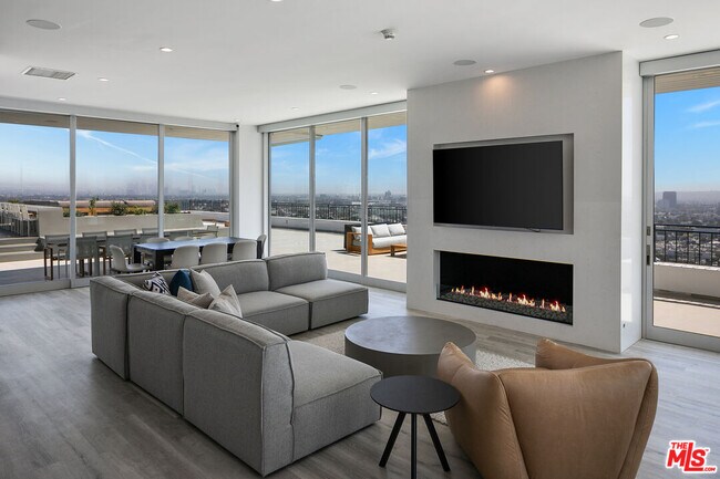 Building Photo - 1100 Alta Loma Rd