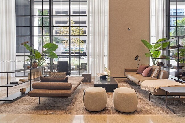 Building Photo - 601 NE 1st Ave