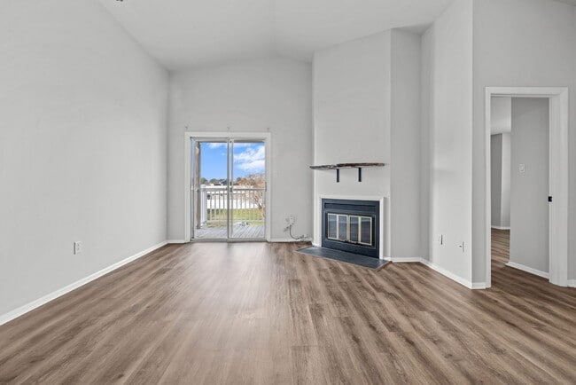 Building Photo - Beautiful condo in Great Neck Landing
