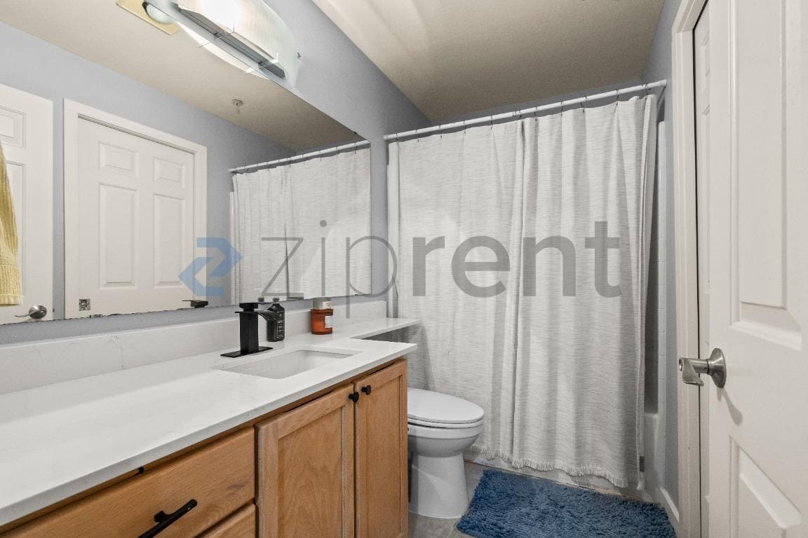 Building Photo - Unit E201
