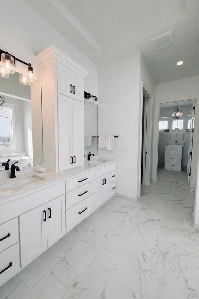 Building Photo - MUST SEE!  Gorgeous - Fully Furnished - New Construction Home in Delano.  No Detail Left To Be De...