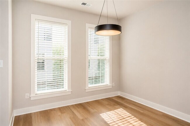 Building Photo - 701 Halcyon Ln