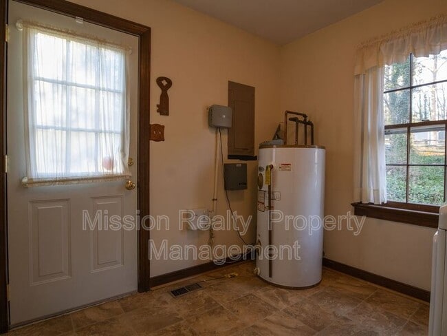 Building Photo - 4266 Roundhill Dr