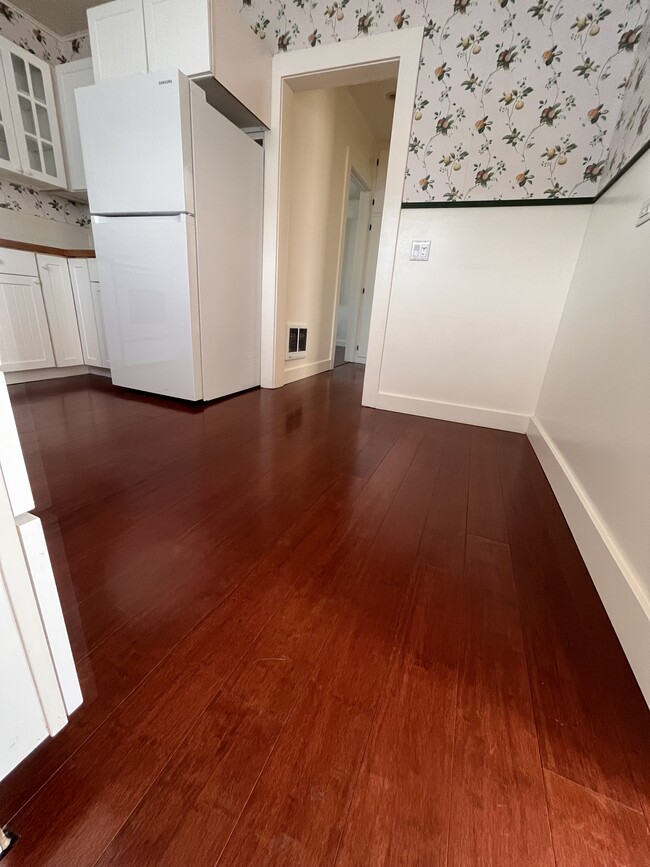 Building Photo - 118 E Chelan Ave