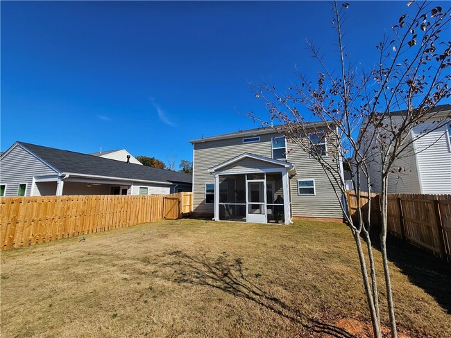 Building Photo - 11 Chalet Ct