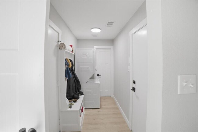 Building Photo - 1315 Quail Park Dr