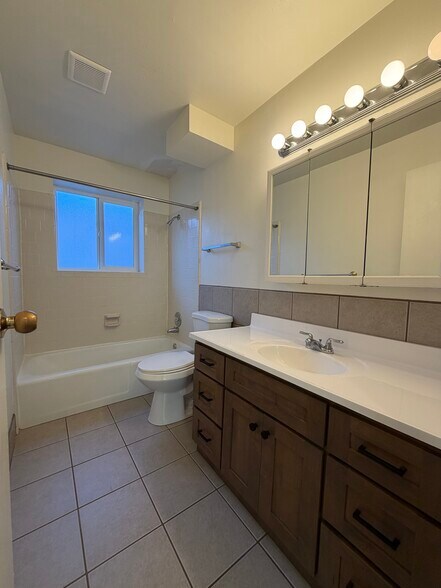 Building Photo - 632 N Main St