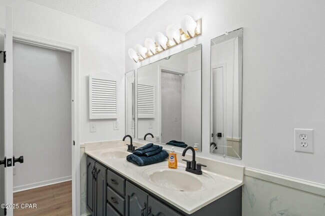 Building Photo - 224 E Lakeshore Dr