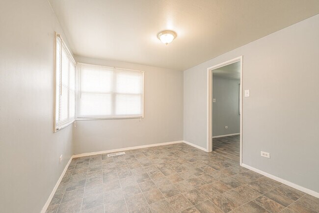 Building Photo - 3227 Nelson Ave