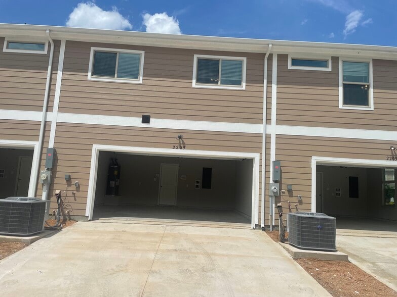 driveway - 2209 Greystone Dr