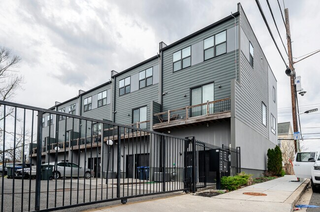 Building Photo - 404 51st St SE