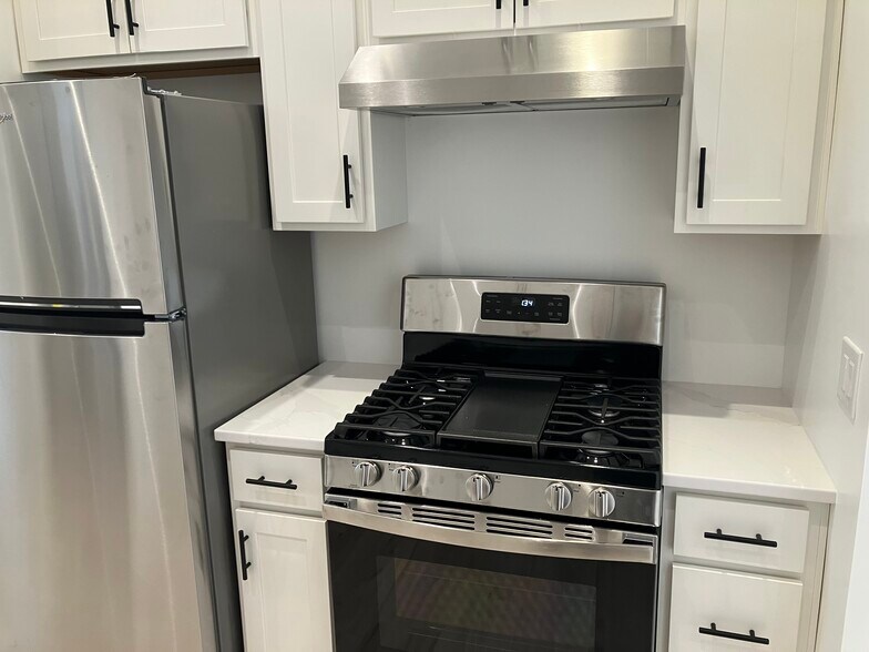 Building Photo - 513 1/2 S Main St