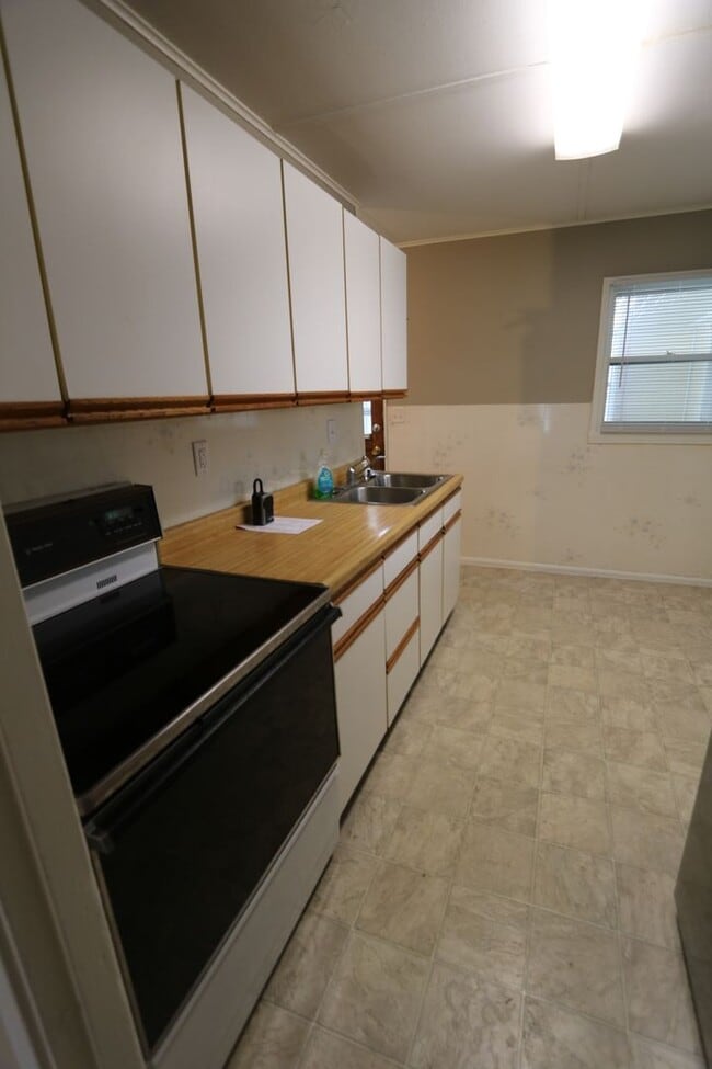 Building Photo - 3 Bedroom 1 Bath