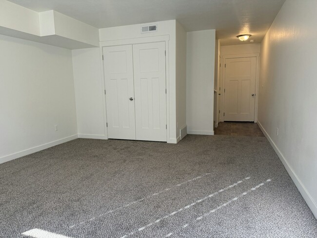 Building Photo - 96 670 N