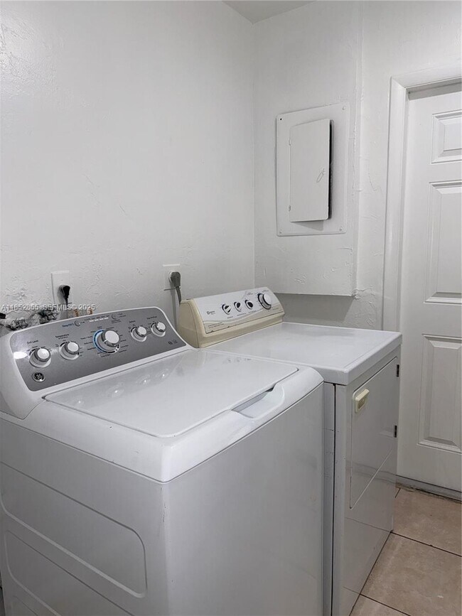 Building Photo - 5780 SW 61st St