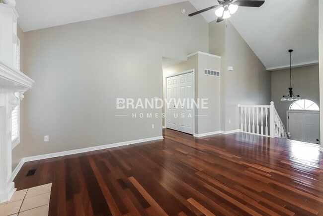 Building Photo - 106 W Laredo Trail