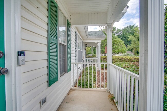 Building Photo - Price Drop!! -Adorable Updated 2BR Cottage...