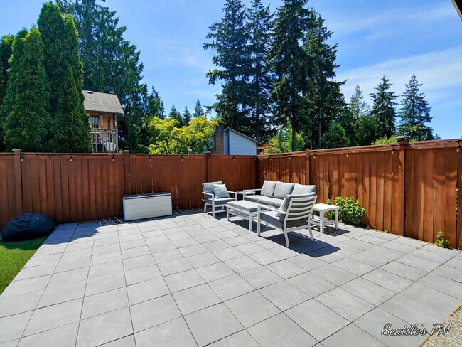 Building Photo - 4 Bedroom Oversized Home in Mountlake Terrace- Office Space and Charging Station