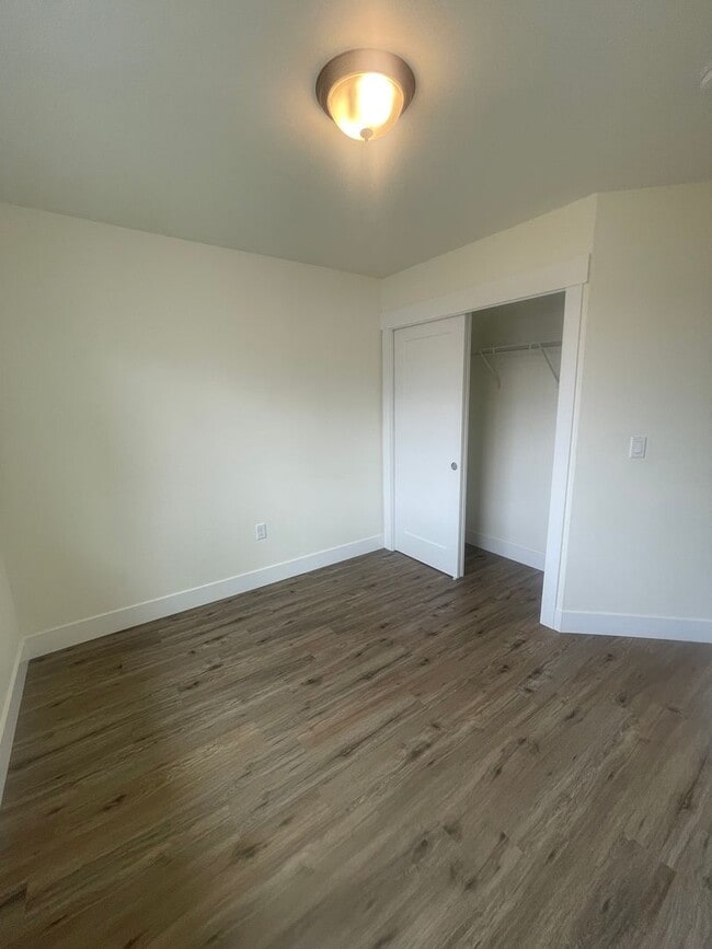 Building Photo - Stunning Modern Three Bedroom Duplex in Le...