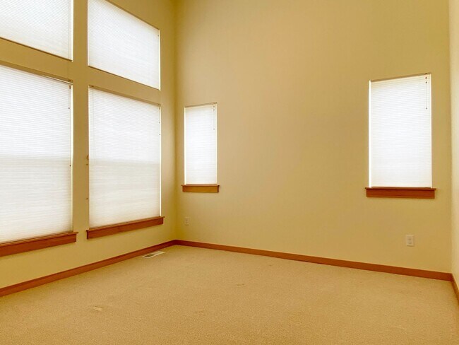 Building Photo - Eagle Crest Condo at Lone Pine