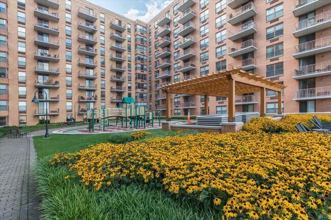 Building Photo - 330 River St