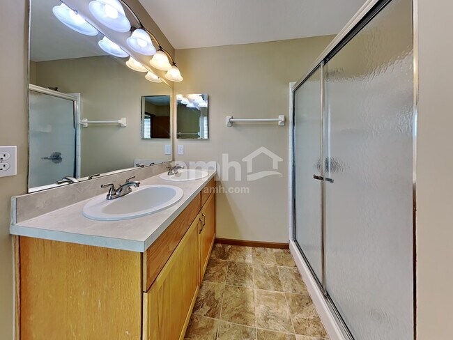 Building Photo - 1893 Sandy Lake Dr