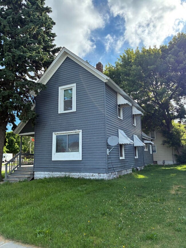 Building Photo - Charming 3-Bedroom Property in Prime Location