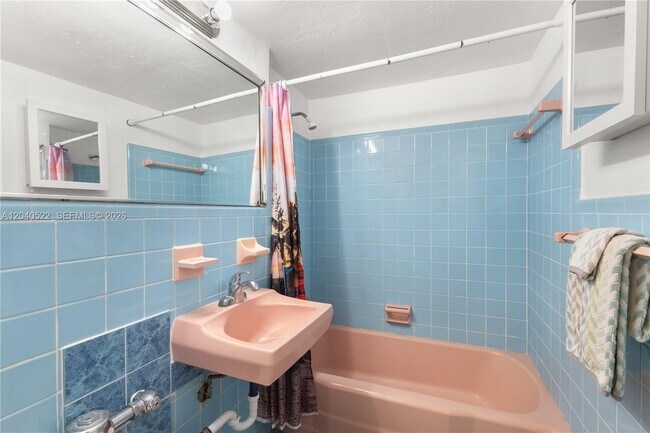 Building Photo - 255 W 24th St
