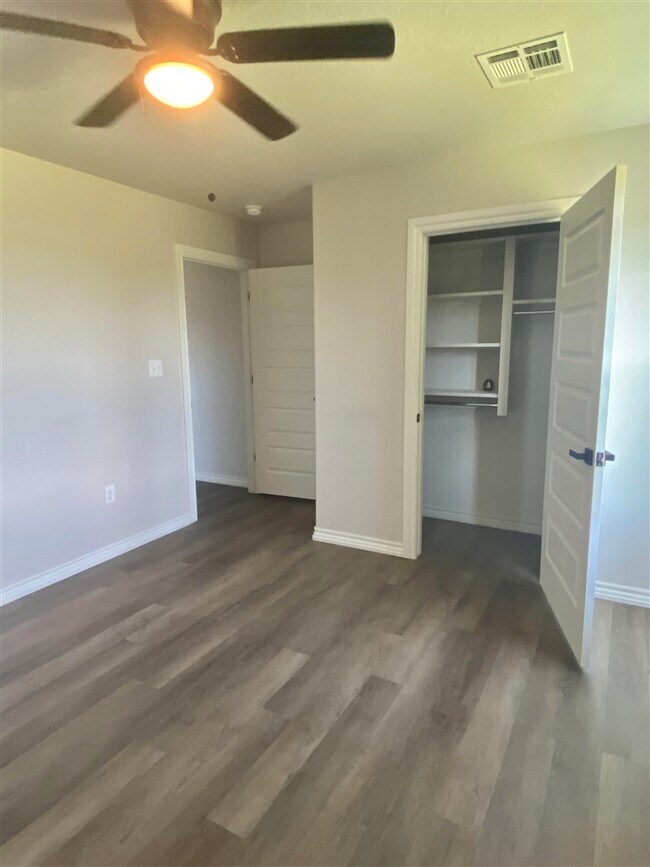 Building Photo - 210 Meadowlark Ln