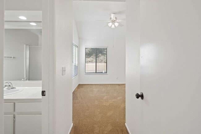 Building Photo - Gorgeous 2 Story Townhome in Valencia!